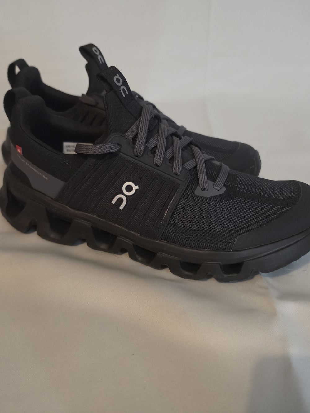 On Cloud Running Youth Cloudswift Sneakers in Black and Gray NEW Size 6.5 Unisex
